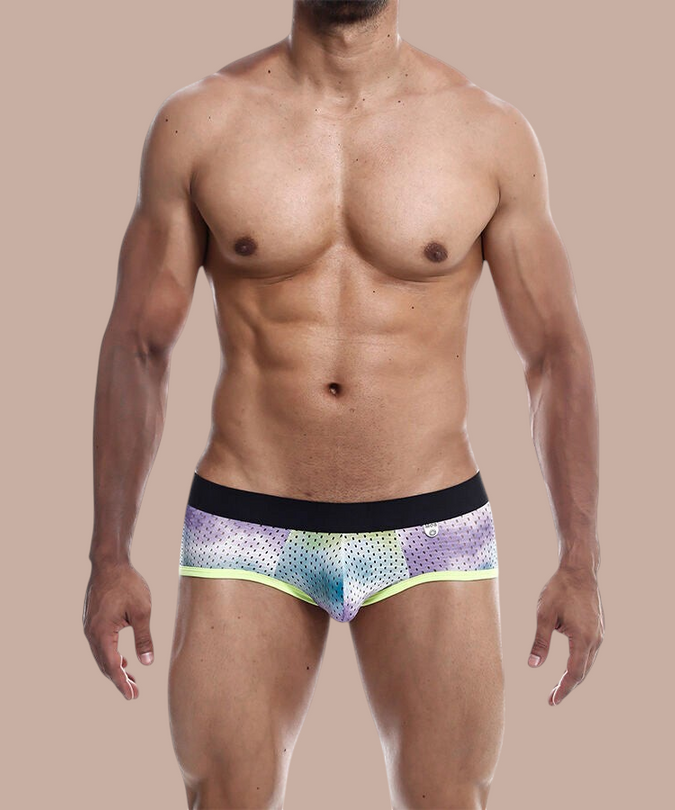 Pleasurements Mob boxer brief in groen kant met een zwarte tailleband gedragen door een mannelijk model