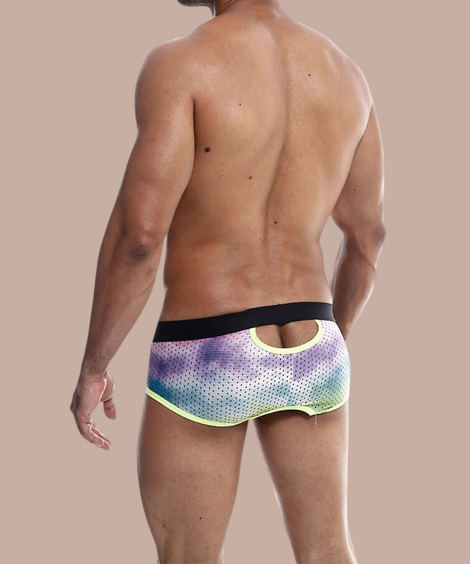 Pleasurements Mob boxer brief in groen kant met een sensuele open achterkant gedragen door een man