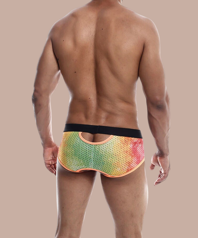 Pleasurements Mob boxer brief in oranje met opengewerkt kant en zwarte tailleband gedragen door een man