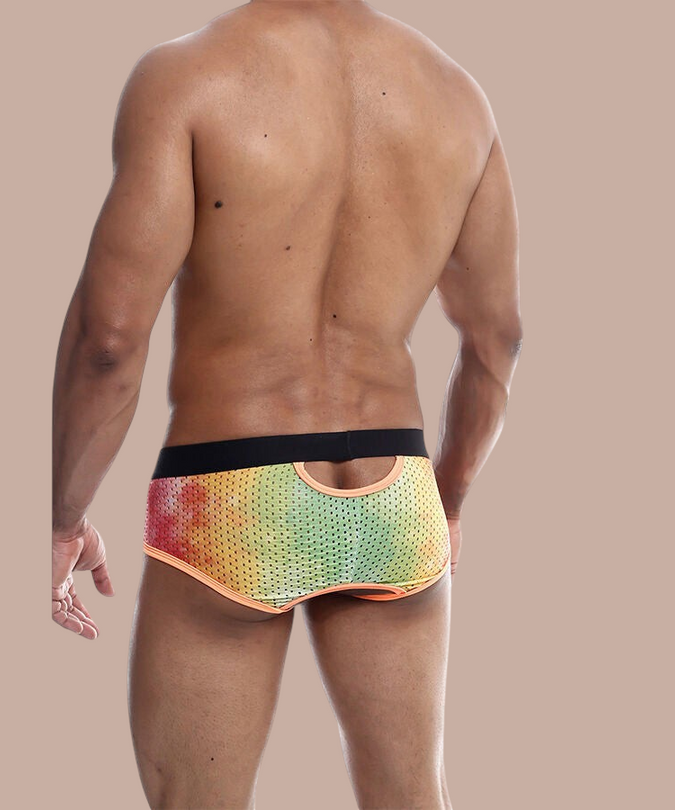 Pleasurements Mob oranje kanten boxerbrief met open achterkant en zwarte tailleband gedragen door een man
