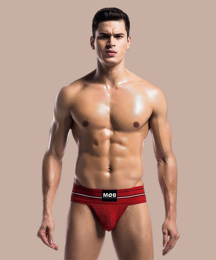 Mob – Klassieke Rode String Maat XL Pleasurements Mob klassieke rode herenstring met sportieve tailleband gedragen door een gespierd model