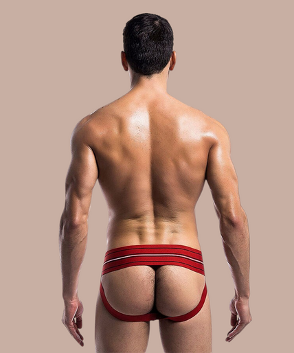 Mob – Klassieke Rode String Maat XL Pleasurements Mob klassieke rode herenstring met sportieve tailleband gedragen door een gespierd model