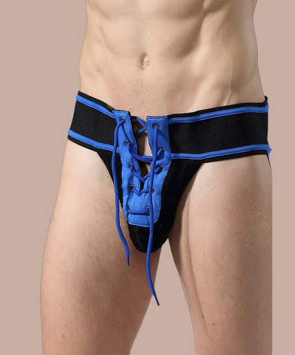 Mob – Fetisch Jockstrap Football Blau Größe XL Pleasurements Mob blauwe fetish jockstrap met vetersluiting en sportieve voetbalstijl details voor een sensuele look.