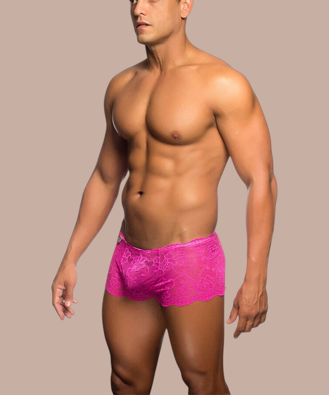 Pleasurements Mob roze kanten herenboxer gedragen door een gespierd model voor een verleidelijke uitstraling