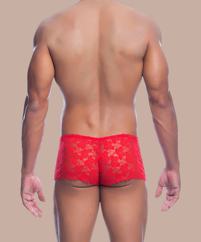 Achteraanzicht van een man in een rode kanten boxer van Pleasurements, ontworpen voor een verleidelijke pasvorm.