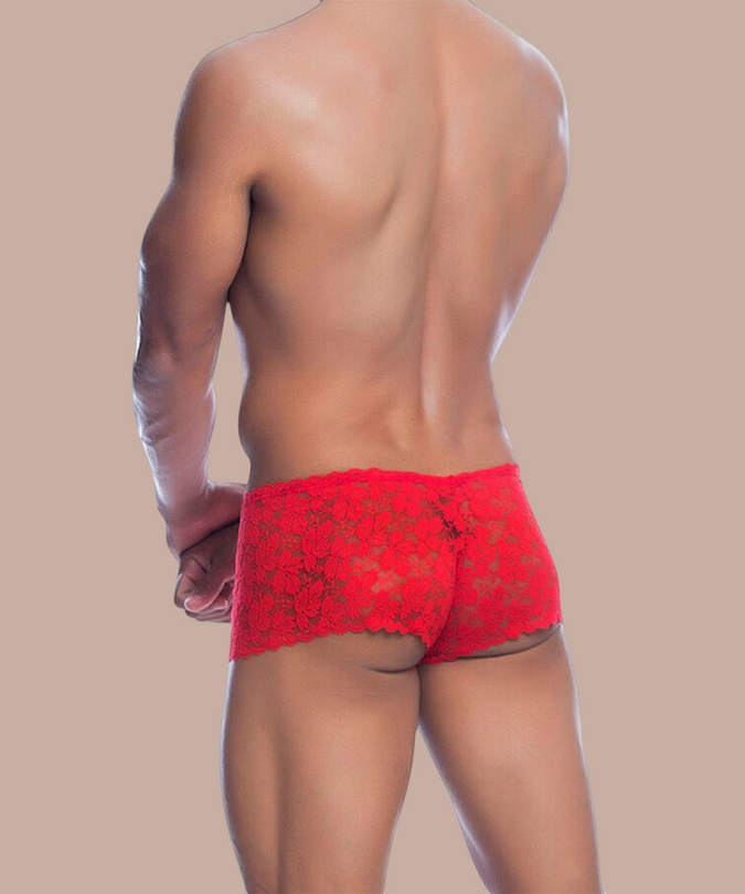 Pleasurements Mob rode kanten boxershort gedragen door een man, gezien vanaf de achterkant.