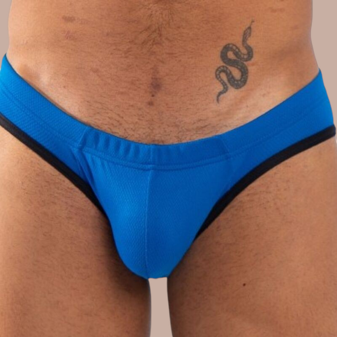 Pleasurements Burn 018 blauwe slip met zwarte accenten voor heren, gedragen op het lichaam.
