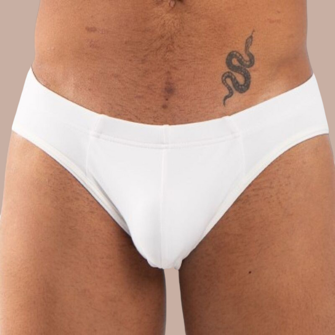 Pleasurements Burn 021 witte slip met een minimalistisch en comfortabel ontwerp voor intieme momenten.