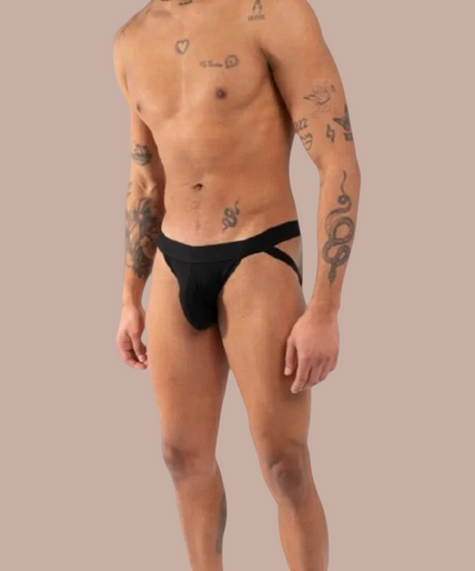 Burn – 011 Doppelter Schwarzer Jock M Pleasurements Burn 011 zwarte jockstrap met brede elastische tailleband voor een verleidelijke pasvorm