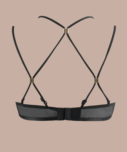 Atelier Amour – Sans Détour Half Cup Bra Black Pleasurements Atelier Amour Sans Détour zwarte half-cup bh met verfijnd kant en gouden accenten op een model