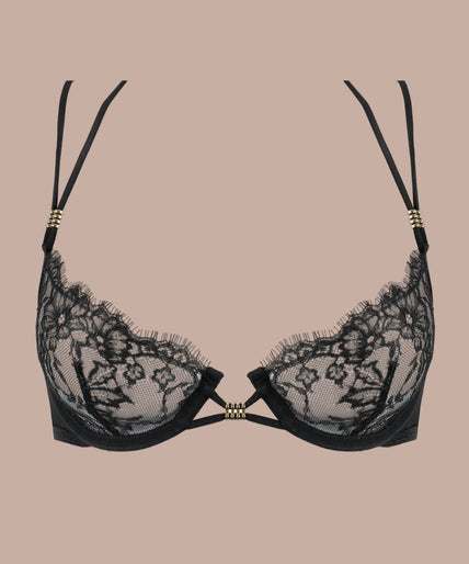 Atelier Amour – Sans Détour Half Cup Bra Black Pleasurements Atelier Amour Sans Détour zwarte half-cup bh met verfijnd kant en gouden accenten op een model
