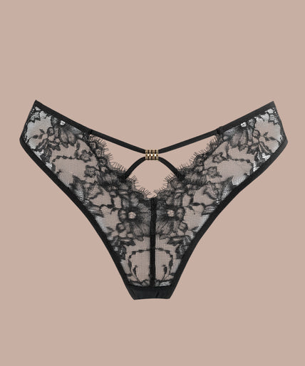 Atelier Amour – Sans Détour Tanga Black Pleasurements Atelier Amour Sans Détour zwarte tanga met verfijnd kant en gouden ringdetail