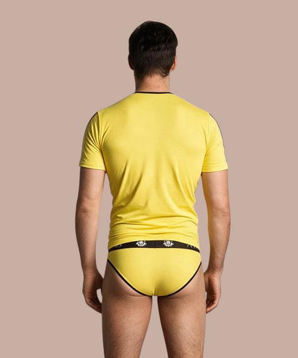 Anais Men – Tokio T-Shirt XL Pleasurements Anais Men Tokio T-shirt in geel met zwarte accenten gedragen door een glimlachend model