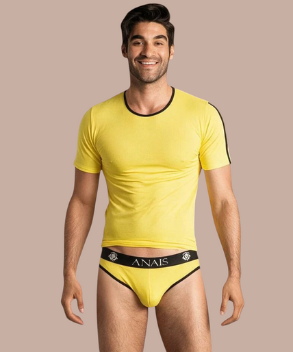 Anais Men – Tokio T-Shirt XL Pleasurements Anais Men Tokio T-shirt in geel met zwarte accenten gedragen door een glimlachend model