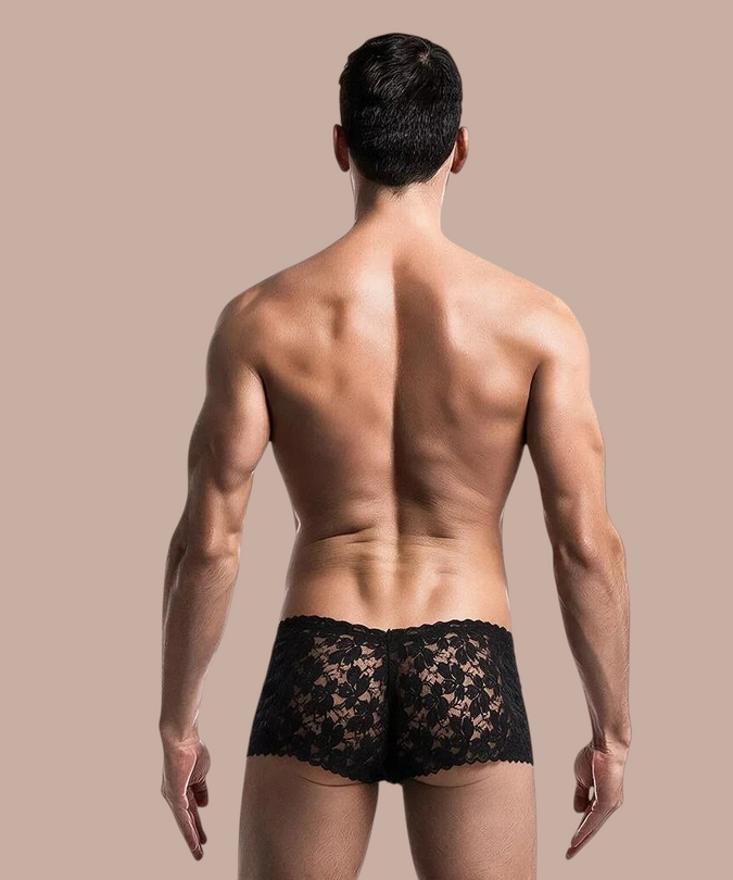 Man van achteren gezien in een zwarte Pleasurements MOB kanten boxer met een sensueel bloemmotief