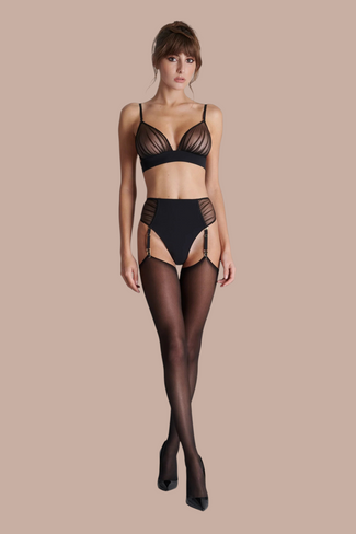 Pleasurements Scandale Nuit Fauve zwarte high-waist tanga met open design en jarretels gedragen door een model