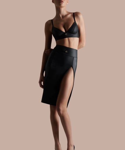 Pleasurements Maison Close Chambre Noire zwarte bralette met satijnen banden, kanten details en goudkleurige hardware.