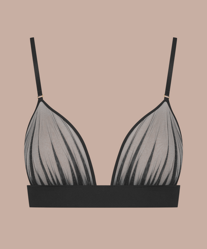 Pleasurements Scandale Nuit Fauve zwarte beugelbeha van transparante tule en microvezel gedragen door een model