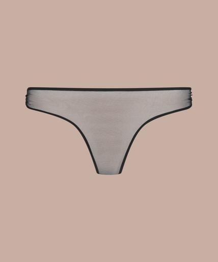 Pleasurements Scandale Nuit Fauve zwarte slip van microfiber en tule gedragen door een model