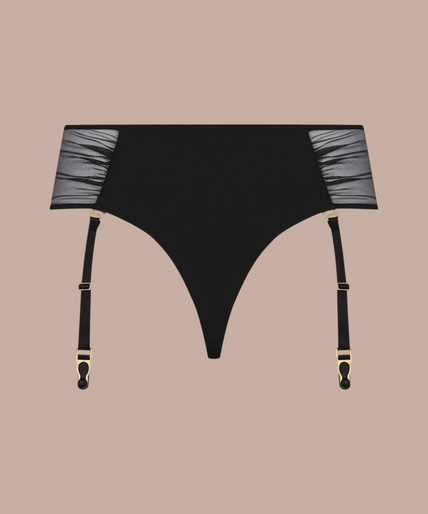 Pleasurements Scandale Nuit Fauve zwarte high-waist tanga met open design en jarretels gedragen door een model