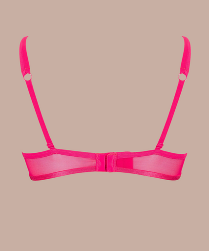 Model draagt Pleasurements Atelier Amour Oiseau de Paradis half-cup bh in kersenrood met exotisch bloemenborduursel.