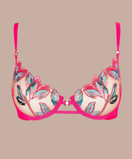 Model draagt Pleasurements Atelier Amour Oiseau de Paradis half-cup bh in kersenrood met exotisch bloemenborduursel.