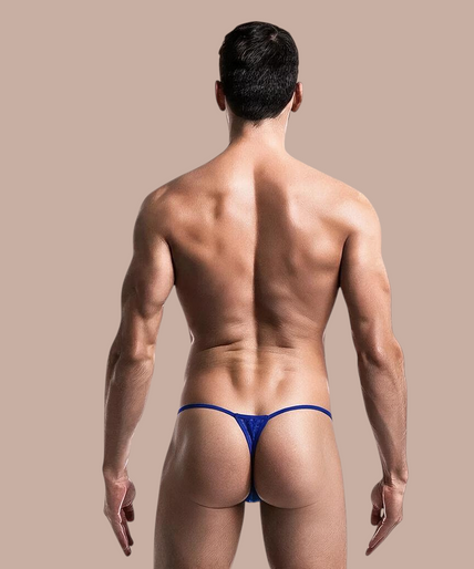 Man draagt een blauwe Pleasurements MOB kanten herenstring met een minimalistisch en sensueel ontwerp.