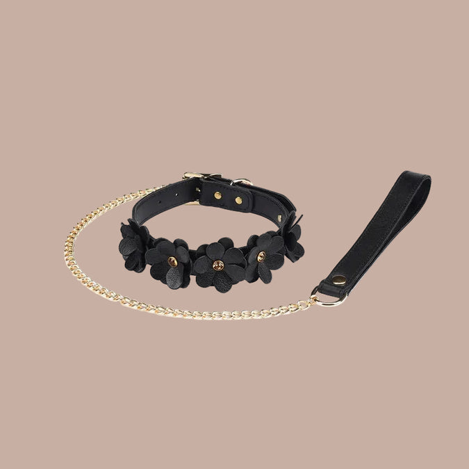 Liebe Seele – leren halsband met riem in Flower Rhythm-design – zwarte bloemen