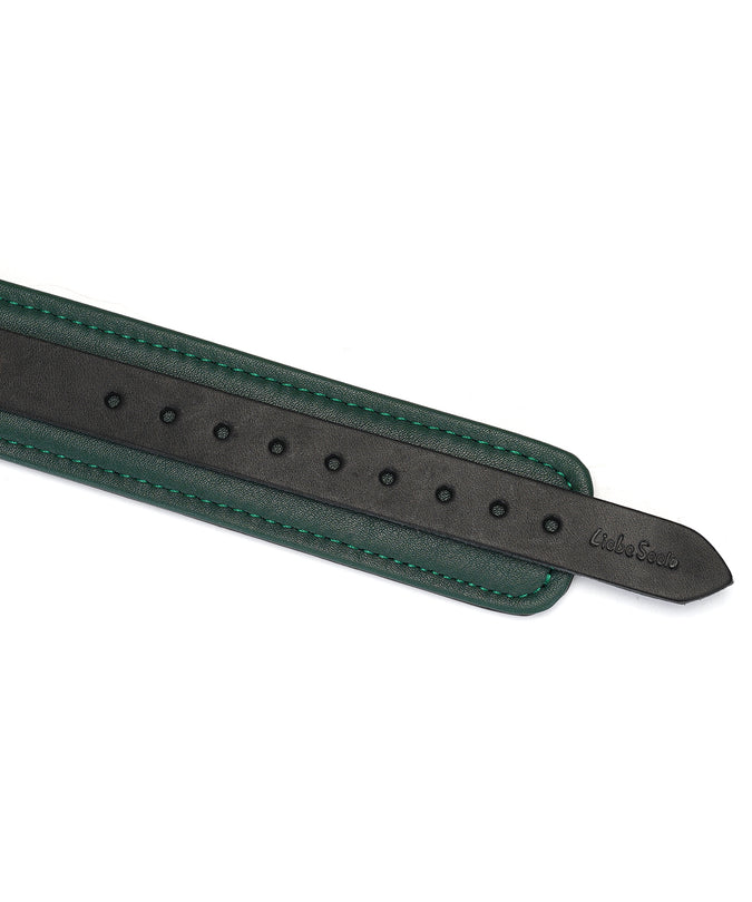 Liefdevolle Ziel halsband van koeienleer met riem – Mosgroen Chic