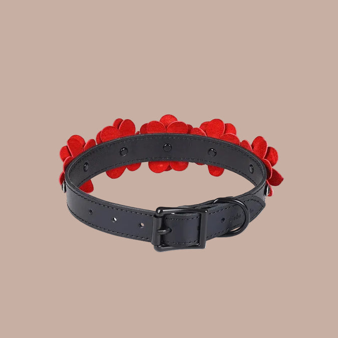 Liebe Seele – Leren halsband met lijn in bloemenritme – rode bloemen