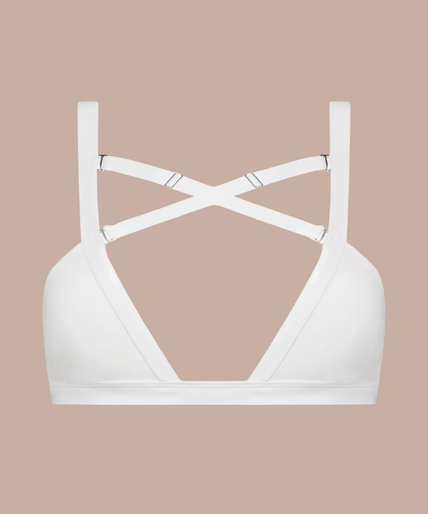 Model draagt witte Maison Close Fatale bandeau bikini met elastische banden en hardware details tegen beige achtergrond