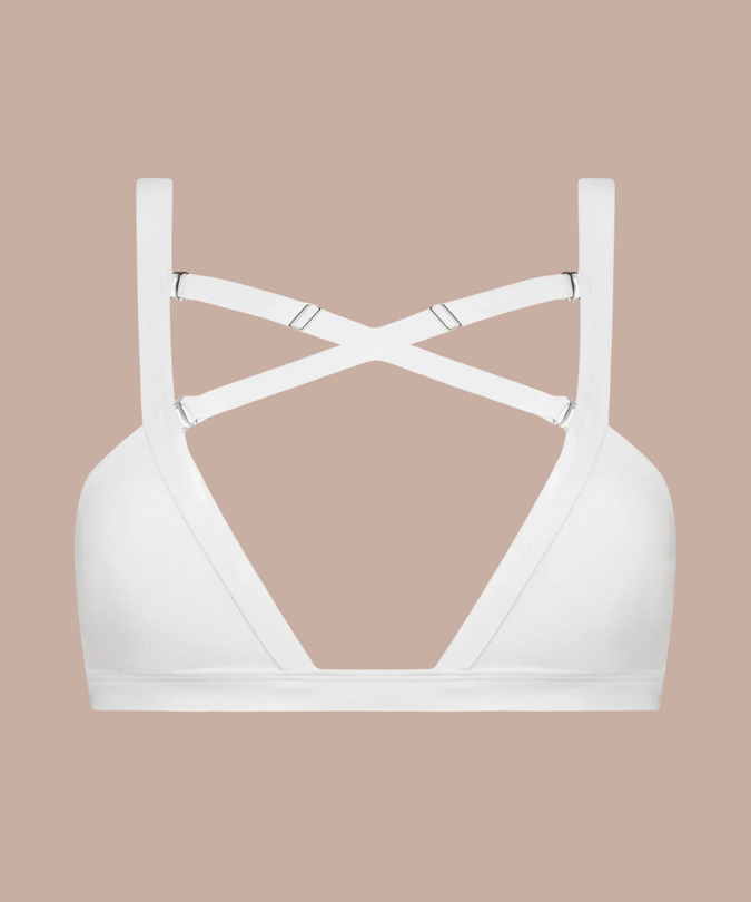 Pleasurements Maison Close Fatale witte bandeau met verstelbare gekruiste bandjes en subtiele metalen details.