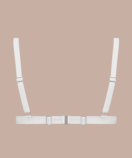 Model draagt witte Maison Close Fatale bandeau bikini met elastische banden en hardware details tegen beige achtergrond