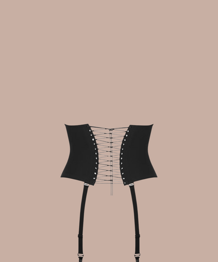 Pleasurements Maison Close Nuit Infinie zwarte korset-bodysuit met jarretels en vetersluiting op een model.