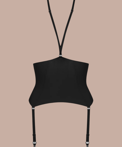 Pleasurements Maison Close Nuit Infinie zwarte korset-bodysuit met jarretels en vetersluiting op een model.
