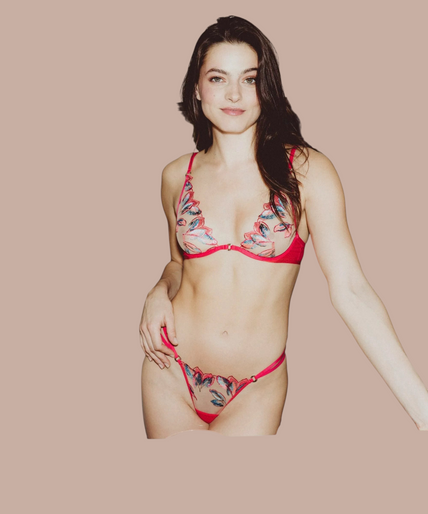 Model draagt Pleasurements Atelier Amour kersenrode kanten beugel-bh met exotische bloemenborduursels en fijne bandjes.