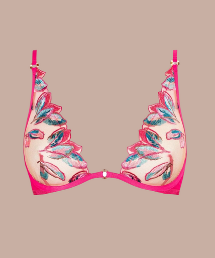 Model draagt Pleasurements Atelier Amour kersenrode kanten beugel-bh met exotische bloemenborduursels en fijne bandjes.