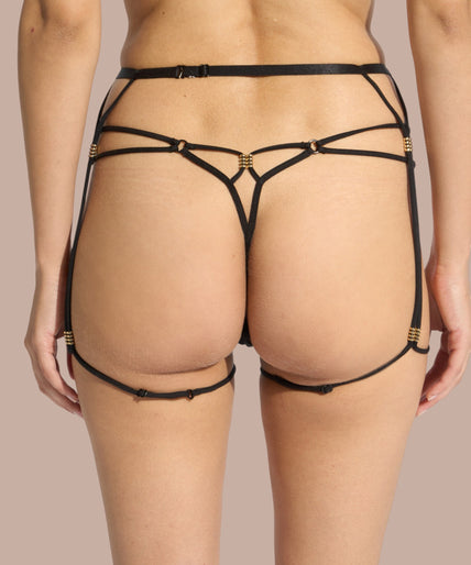 Pleasurements Atelier Amour Sans Détour zwarte string met fijne tailleband en gouden accenten op de rug
