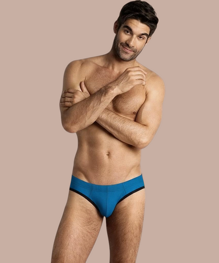 Model draagt Pleasurements BURN 018 blauwe slip met zwarte accenten voor een stijlvolle, mannelijke uitstraling.