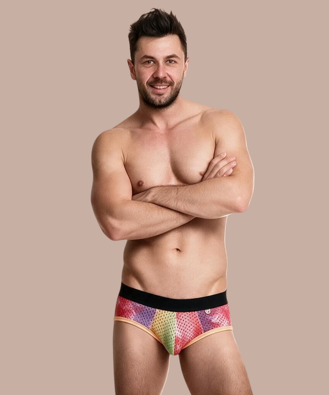 Pleasurements MOB boxer brief met veelkleurig mesh-ontwerp, zwarte tailleband en contrasterende oranje rand.