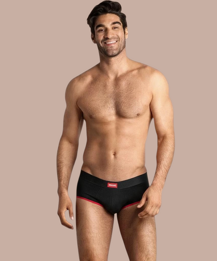 Pleasurements Macho MS24R herenbrief in zwart met rode accenten gedragen door een glimlachend model