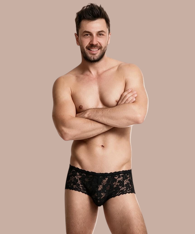 Man draagt zwarte kanten Pleasurements MOB boxer met een sensueel en verfijnd ontwerp.