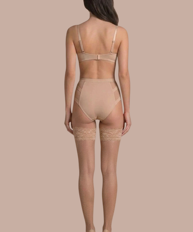 Gabriella Kabarette 151 Beige – achteraanzicht met bijpassende beige lingerie en schoenen