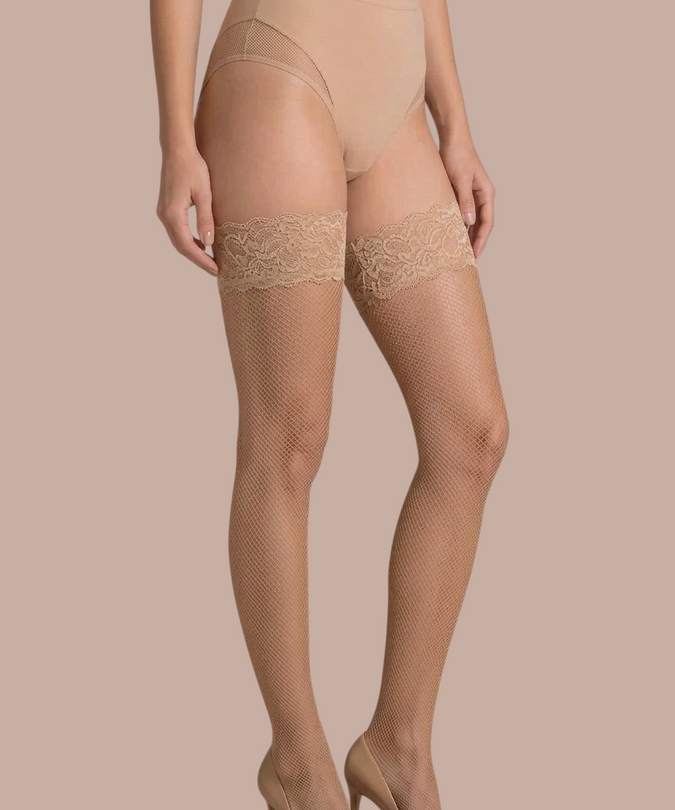 Gabriella Kabarette 151 Beige – uitsnede met bijpassende beige lingerie en schoenen
