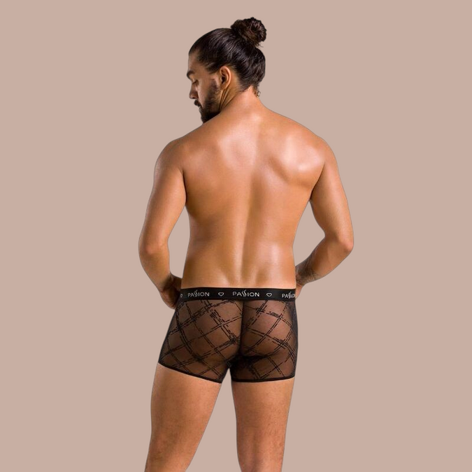 Man met knotje draagt zwarte Passion 032 Shorts James met ruitpatroon en elastische tailleband van Pleasurements