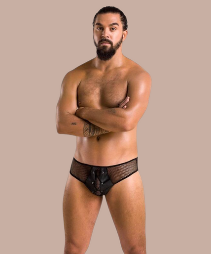 Pleasurements Passion zwarte herenslip met mesh details en vetersluiting gedragen door een model