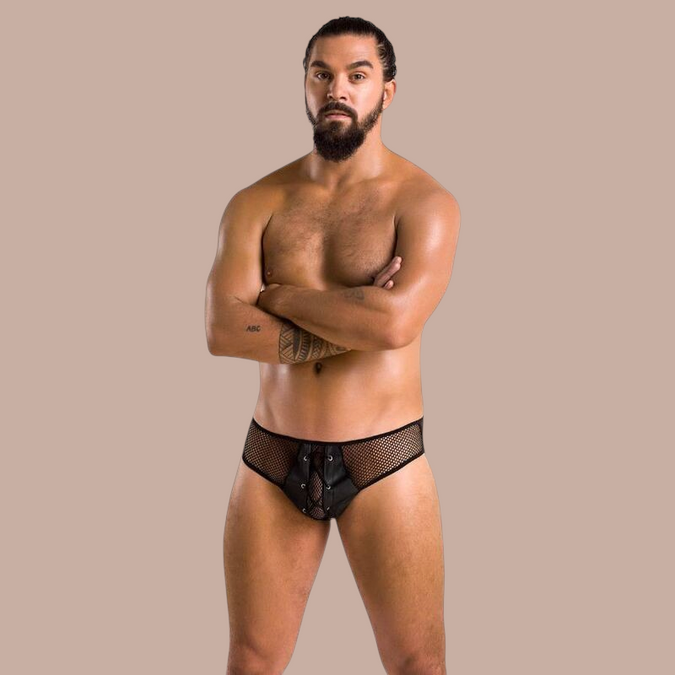 Pleasurements Passion zwarte herenslip met mesh details en vetersluiting gedragen door een model
