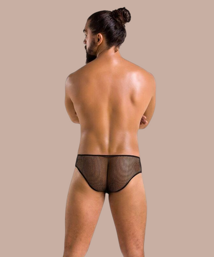 Pleasurements Passion zwarte herenslip met mesh details en vetersluiting gedragen door een model