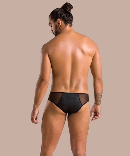 Pleasurements Passion 042 Slip Timmy zwarte herenslip met ritsdetail gedragen door een model