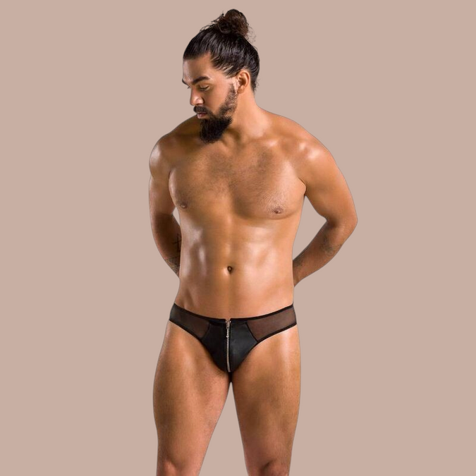 Pleasurements Passion 042 Slip Timmy zwarte herenslip met ritsdetail gedragen door een model